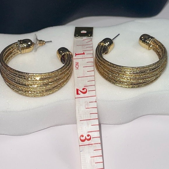 NWOT Gold Tone Hoop Earrings. - Picture 4 of 5